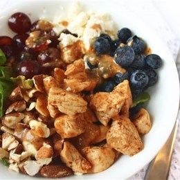 Recette NutriSimple Salade repas arc-en-ciel au poulet et amandes