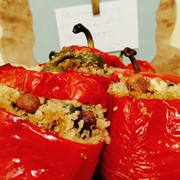 Recette NutriSimple Poivrons farcis au quinoa, courgettes et noisettes