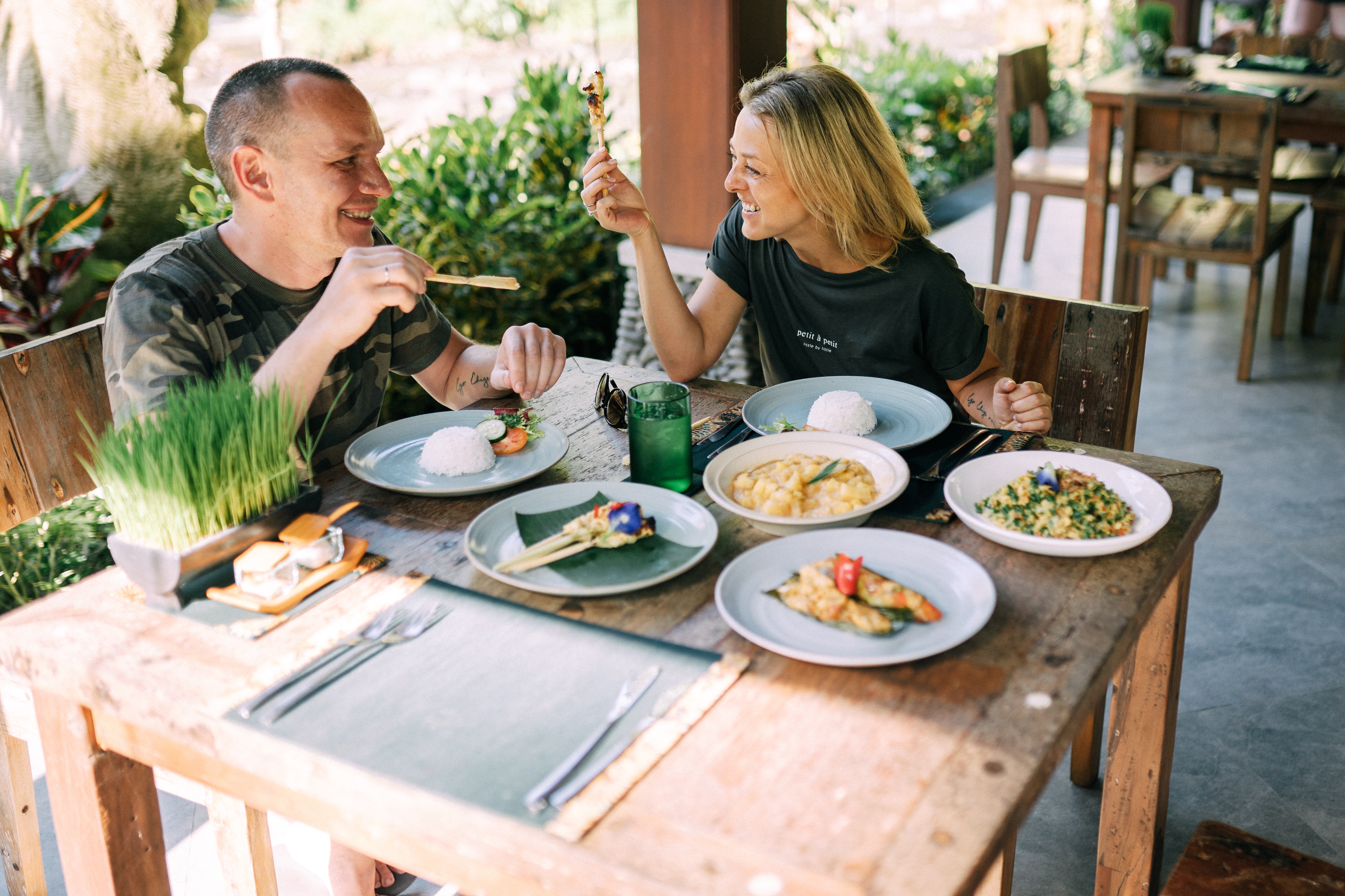 Mangez au restaurant dans le bonheur et le plaisir