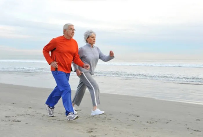 Découvrez les bienfaits du « power walking » pour le cœur et la durée de vie!