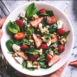 Recette NutriSimple Salade de pousses d'épinards, fraises et fromage de chèvre