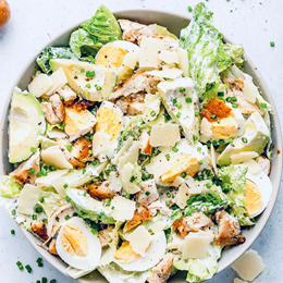 Recette NutriSimple SALADE CÉSAR RÉINVENTÉE AVEC VINAIGRETTE AU YOGOURT GREC