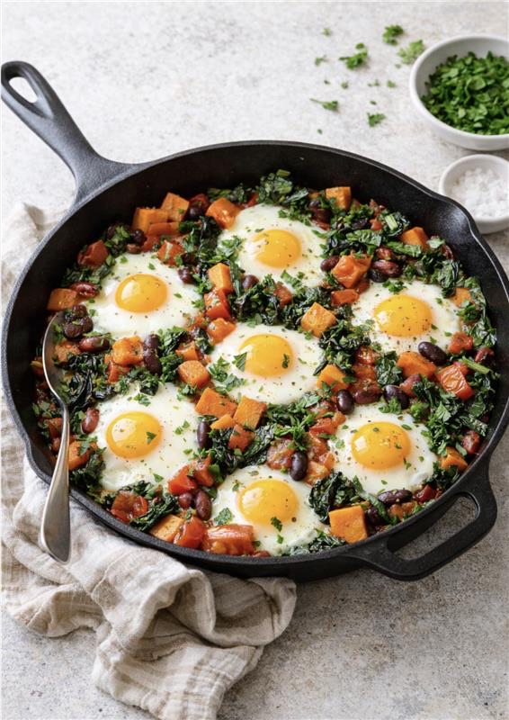Recette NutriSimple Poêlée de patates douces, tomates & œufs au four