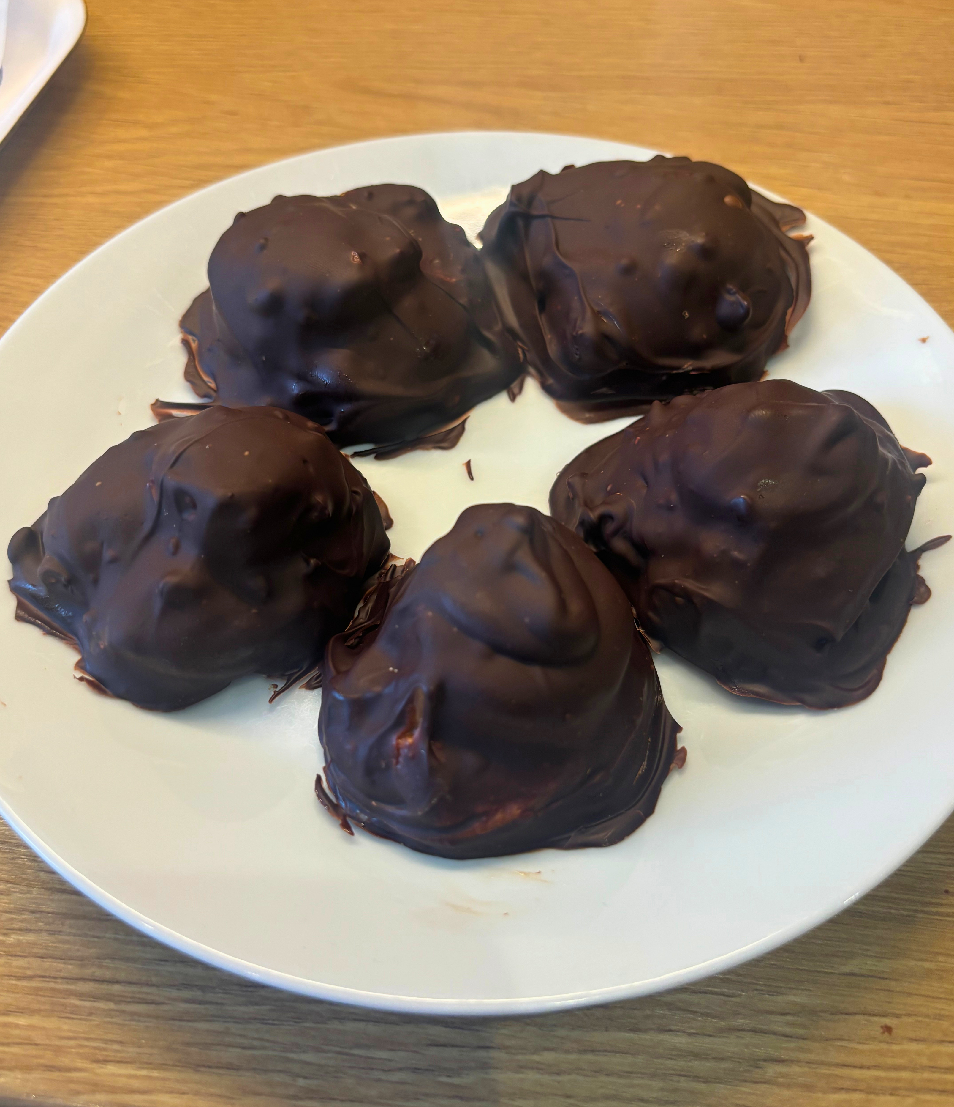 Bouchées sans cuisson dattes et arachides au chocolat noir
