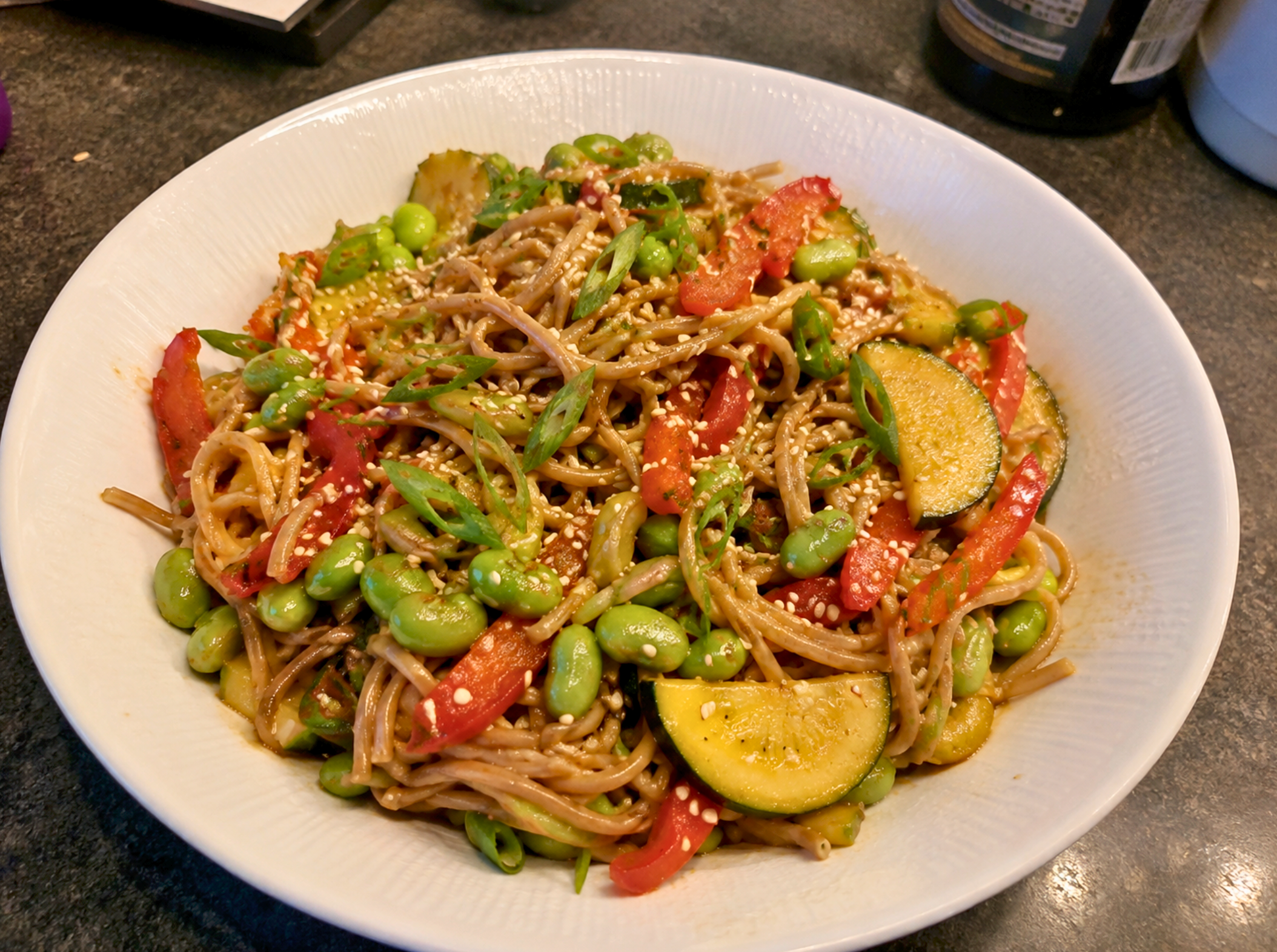 Nouilles asiatiques aux arachides, chili, edamames & légumes sautés