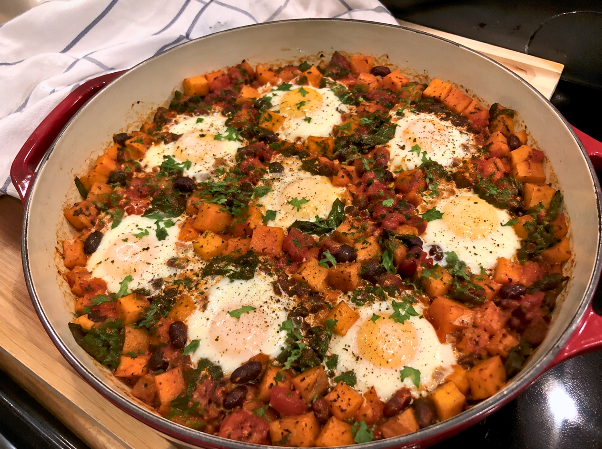 Poêlée de patates douces, tomates & œufs au four