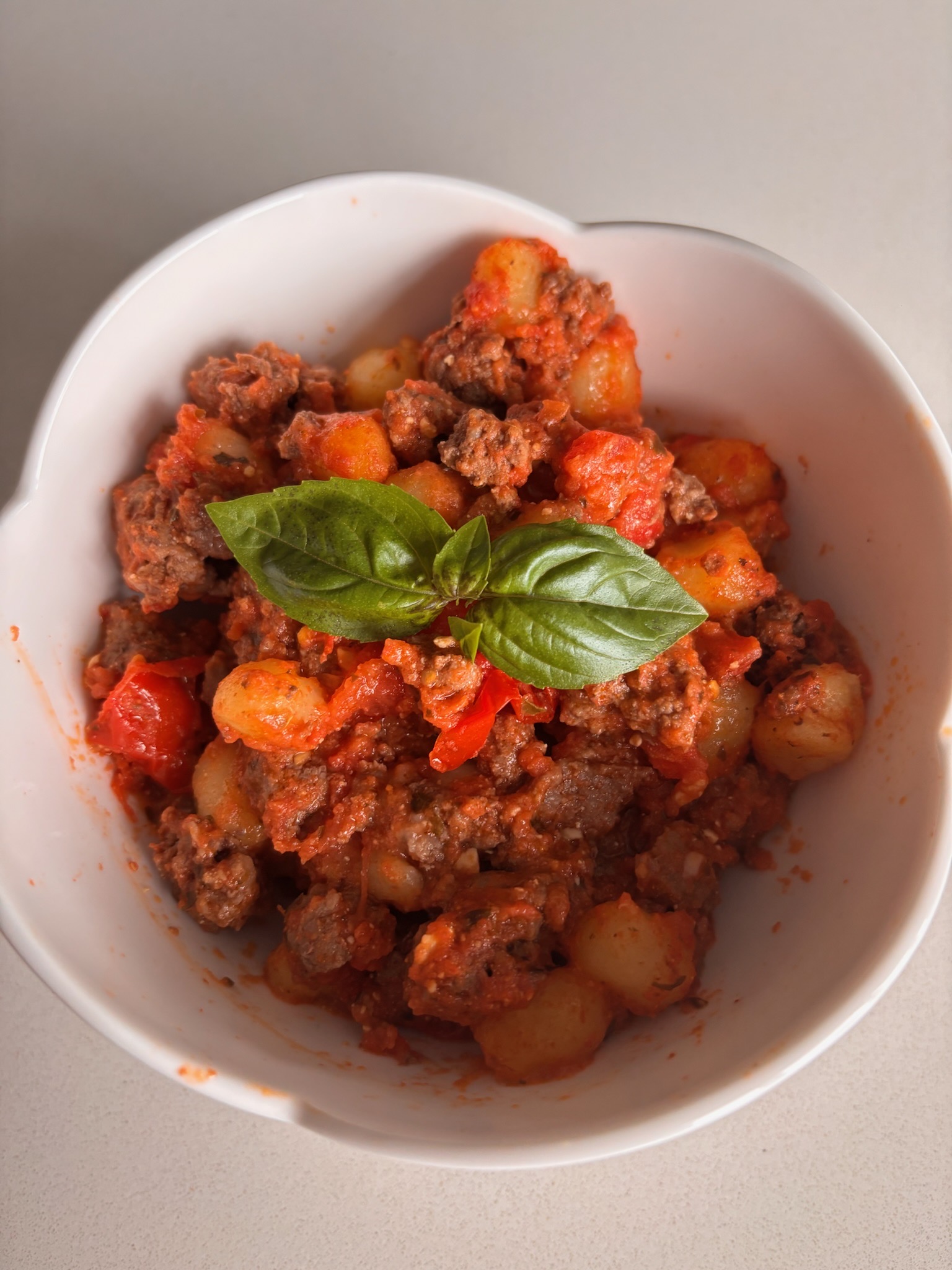 Gnochettis au basilic, viande hachée, pecorino et tomates confites