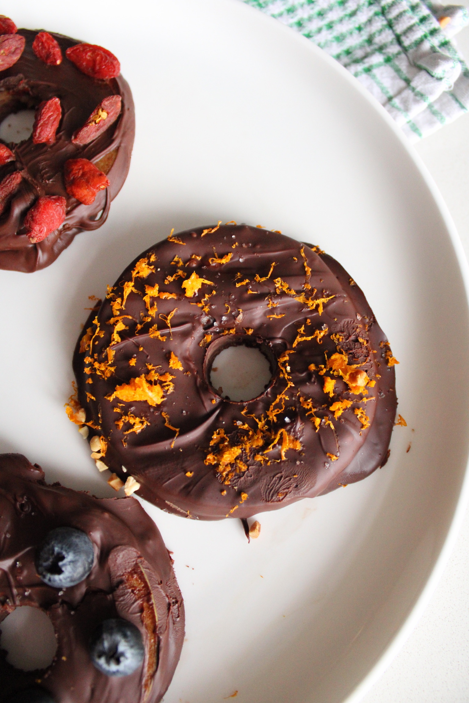 Pommes au chocolat noir et garnitures croquantes