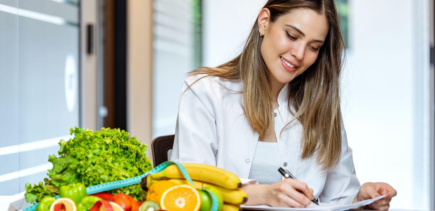 La formation d’une nutritionniste-diététiste : parcours, stages et compétences